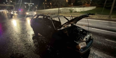 Eskişehir'de alev alan otomobil kullanılamaz hale geldi