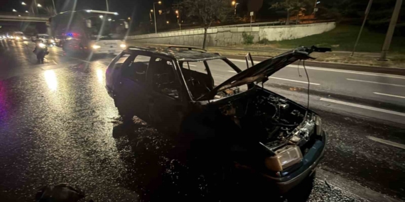 Eskişehir'de alev alan otomobil kullanılamaz hale geldi