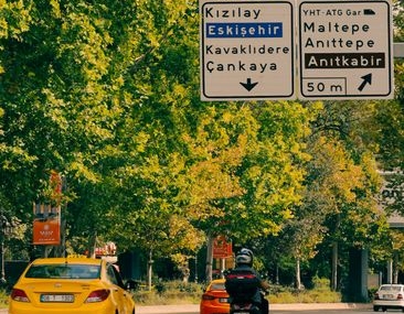 Eskişehir'de caddede tehdit savuran şahıs kamerada