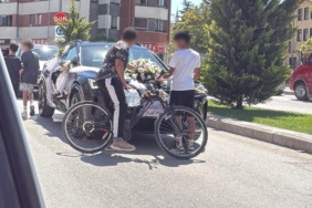 Eskişehir'de çocuklar gelin arabasını durdurarak tehlike yarattı