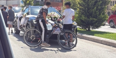 Eskişehir'de çocuklar gelin arabasını durdurarak tehlike yarattı