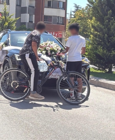 Eskişehir'de çocuklar gelin arabasını durdurarak tehlike yarattı