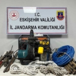 ESKİŞEHİR'DE KAÇAK KAZI YAPAN 5 ŞÜPHELİ SUÇÜSTÜ YAKALANDI JANDARMA EKİPLERİ 'ANADOLU MİRASI' OPERASYONUNDA KAZI MALZEMELERİ ELE GEÇİRDİ