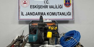 ESKİŞEHİR'DE KAÇAK KAZI YAPAN 5 ŞÜPHELİ SUÇÜSTÜ YAKALANDI JANDARMA EKİPLERİ 'ANADOLU MİRASI' OPERASYONUNDA KAZI MALZEMELERİ ELE GEÇİRDİ