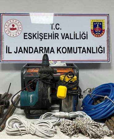 ESKİŞEHİR'DE KAÇAK KAZI YAPAN 5 ŞÜPHELİ SUÇÜSTÜ YAKALANDI JANDARMA EKİPLERİ 'ANADOLU MİRASI' OPERASYONUNDA KAZI MALZEMELERİ ELE GEÇİRDİ