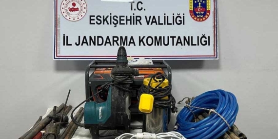 ESKİŞEHİR'DE KAÇAK KAZI YAPAN 5 ŞÜPHELİ SUÇÜSTÜ YAKALANDI JANDARMA EKİPLERİ 'ANADOLU MİRASI' OPERASYONUNDA KAZI MALZEMELERİ ELE GEÇİRDİ