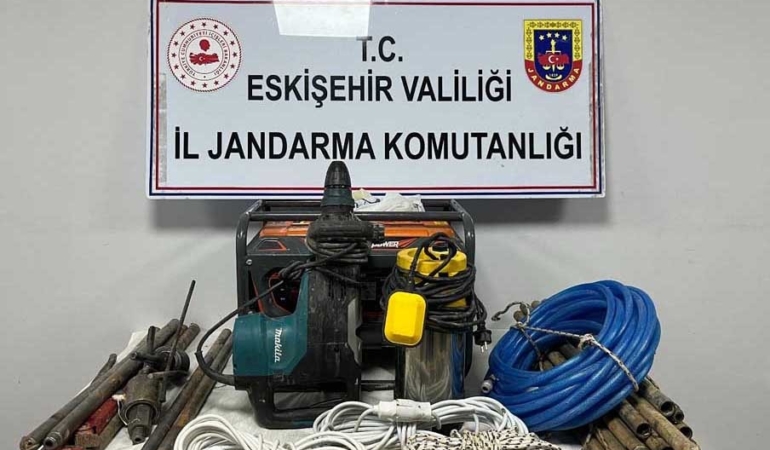 ESKİŞEHİR'DE KAÇAK KAZI YAPAN 5 ŞÜPHELİ SUÇÜSTÜ YAKALANDI JANDARMA EKİPLERİ 'ANADOLU MİRASI' OPERASYONUNDA KAZI MALZEMELERİ ELE GEÇİRDİ