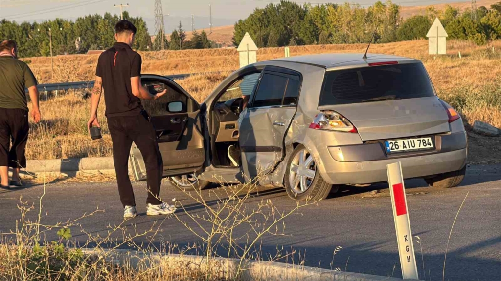 Eskişehir'de kavşakta meydana gelen kazada 3 kişi yaralandı