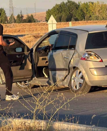 Eskişehir'de kavşakta meydana gelen kazada 3 kişi yaralandı