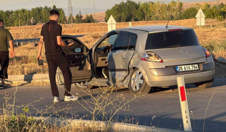 Eskişehir'de kavşakta meydana gelen kazada 3 kişi yaralandı