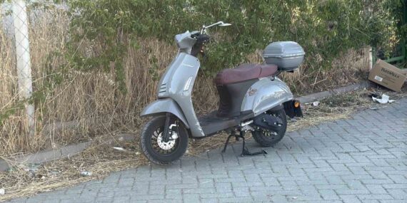 Eskişehir'de motosiklet tramvay durağına çarptı, 1 kişi yaralandı