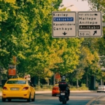 Eskişehir'de motosikletin dükkana girdiği kaza anları kaydedildi