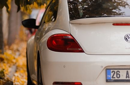Eskişehir'de otomobil mantar dubaların üzerinde askıda kaldı
