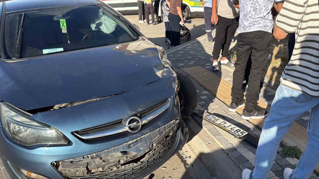 Eskişehir'de otomobil-minibüs kazasında 8 kişi yaralandı