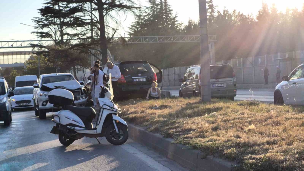 Eskişehir'de otomobil refüje çıktı, kaza maddi hasarla atlatıldı