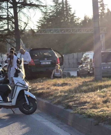 Eskişehir'de otomobil refüje çıktı, kaza maddi hasarla atlatıldı
