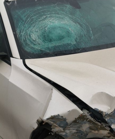 Eskişehir'de tuğla yüklü tırla çarpışan otomobilde yaralı var