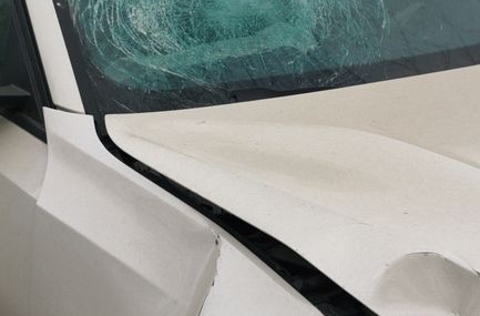 Eskişehir'de tuğla yüklü tırla çarpışan otomobilde yaralı var