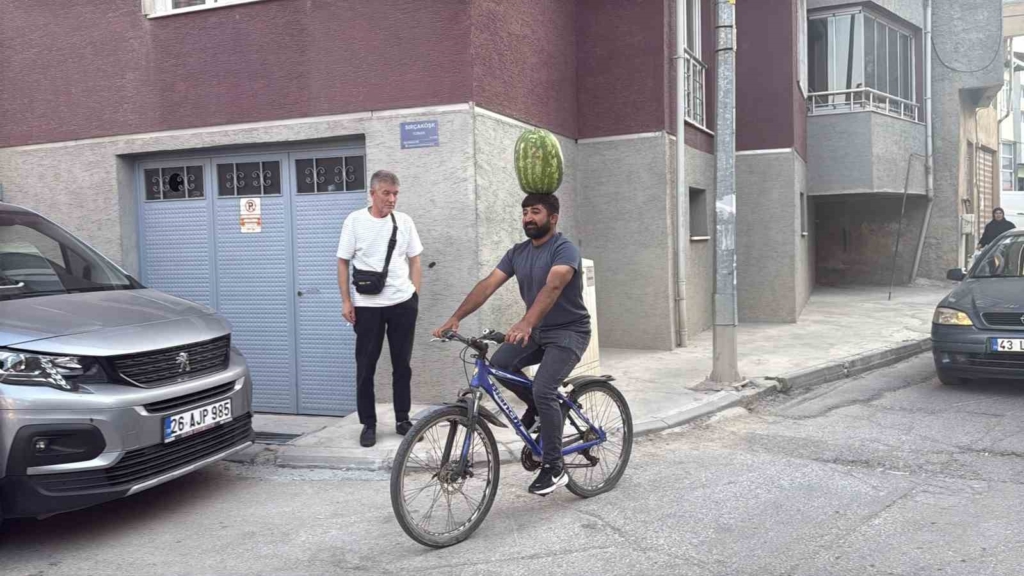 Eskişehirli Mustafa Durmaz, Kafasında Karpuzla Dikkat Çekiyor