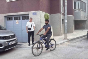 Eskişehirli Mustafa Durmaz, Kafasında Karpuzla Dikkat Çekiyor