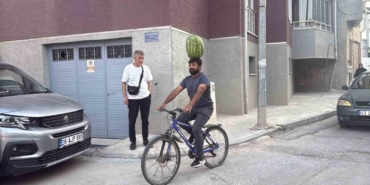 Eskişehirli Mustafa Durmaz, Kafasında Karpuzla Dikkat Çekiyor
