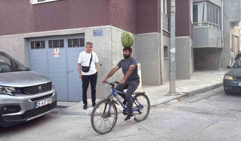 Eskişehirli Mustafa Durmaz, Kafasında Karpuzla Dikkat Çekiyor