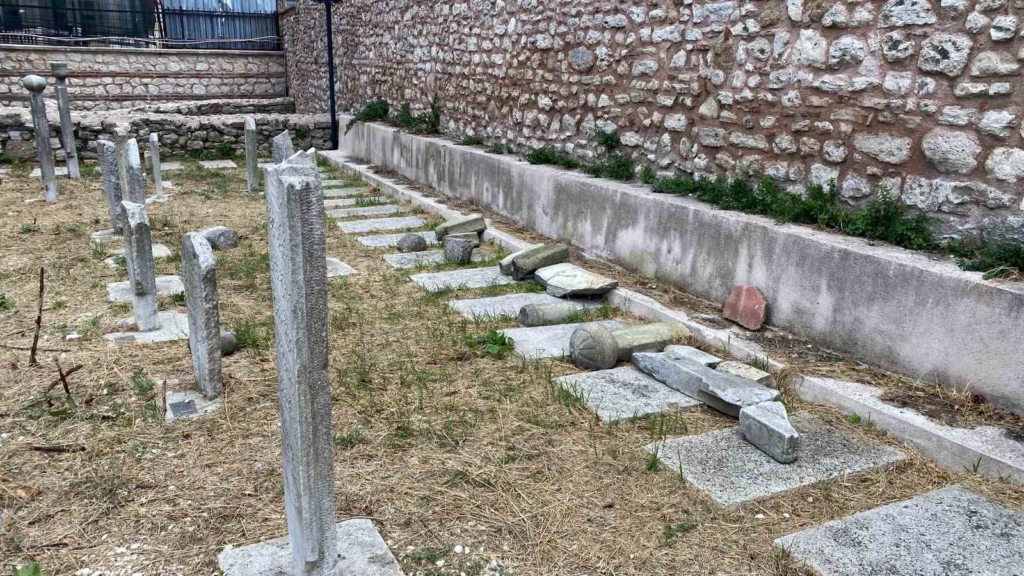 Fatih'te tarihi mezarlığa saldırı: 7 mezar taşı kırıldı