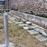 Fatih'te tarihi mezarlığa saldırı: 7 mezar taşı kırıldı