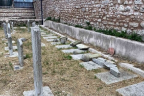 Fatih'te tarihi mezarlığa saldırı: 7 mezar taşı kırıldı