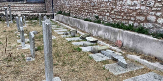 Fatih'te tarihi mezarlığa saldırı: 7 mezar taşı kırıldı