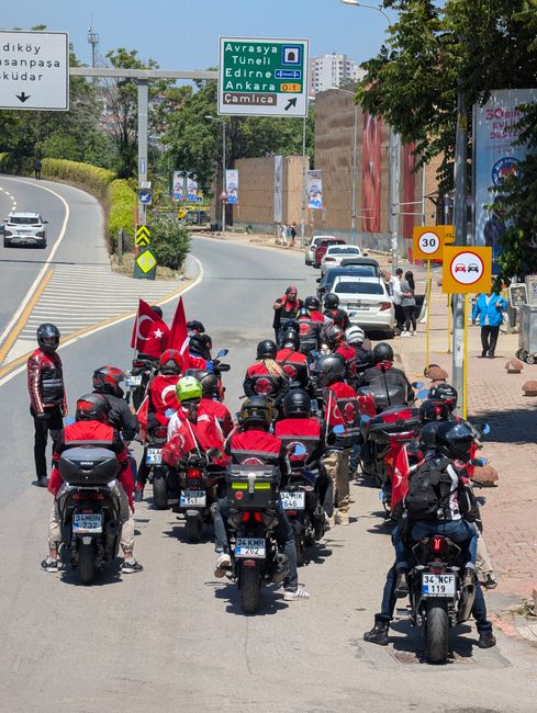 Fatih'te yol verme tartışmasında motosikletli kuryeye tokat