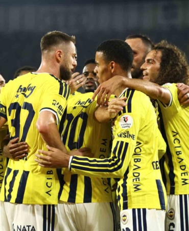 Fenerbahçe, Konyaspor'u 4-2 yenerek sezonun ilk galibiyetini aldı