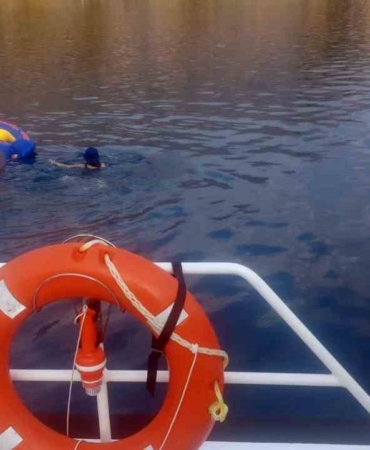 Fethiye açıklarında sürüklenen iki kişi kurtarıldı