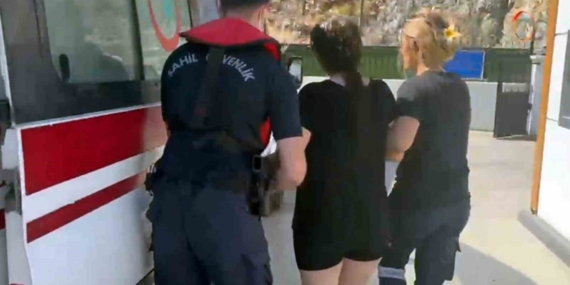 Fethiye'de gezi teknesinde rahatsızlanan yolcu karaya tahliye edildi