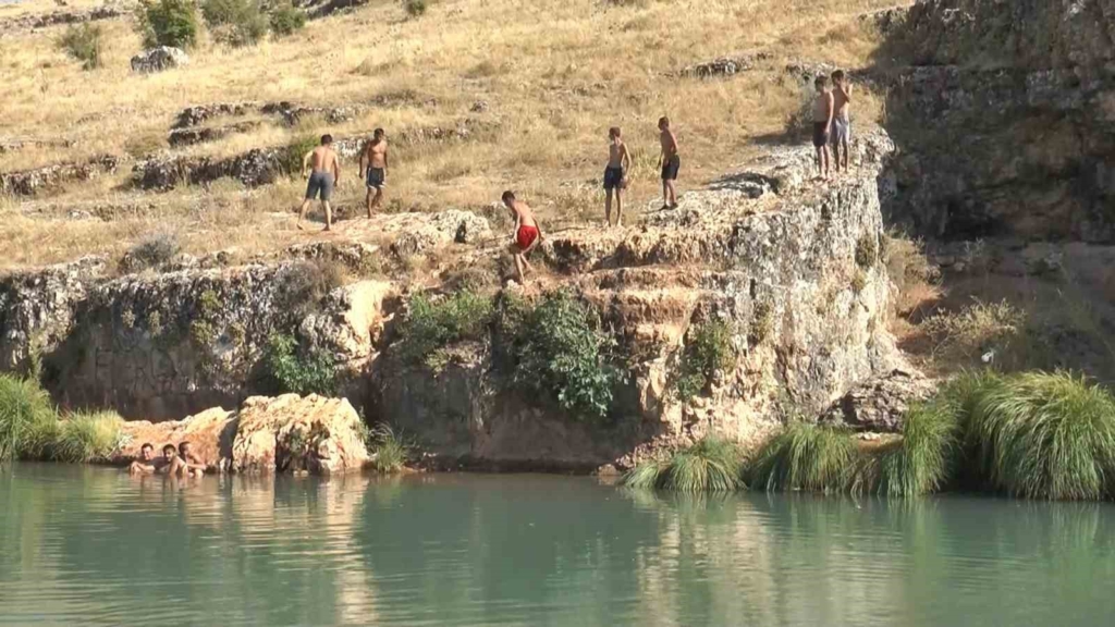 Gaziantep'te gençler sıcak havadan kaçış için Sıtma Pınar Çayı'na akın etti
