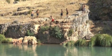 Gaziantep'te gençler sıcak havadan kaçış için Sıtma Pınar Çayı'na akın etti