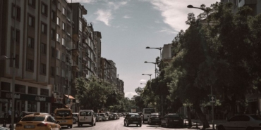 Gaziantep'te hafif ticari araç tarlaya uçtu, 2 yaralı