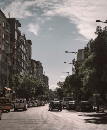 Gaziantep'te hafif ticari araç tarlaya uçtu, 2 yaralı