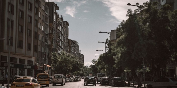 Gaziantep'te hafif ticari araç tarlaya uçtu, 2 yaralı
