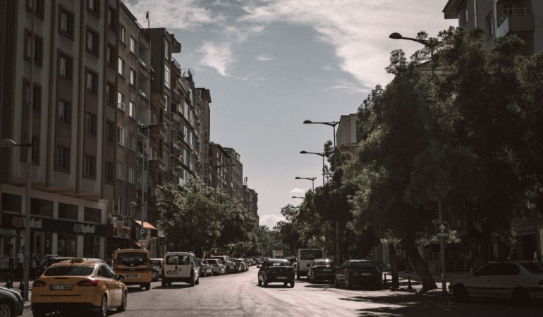 Gaziantep'te hafif ticari araç tarlaya uçtu, 2 yaralı