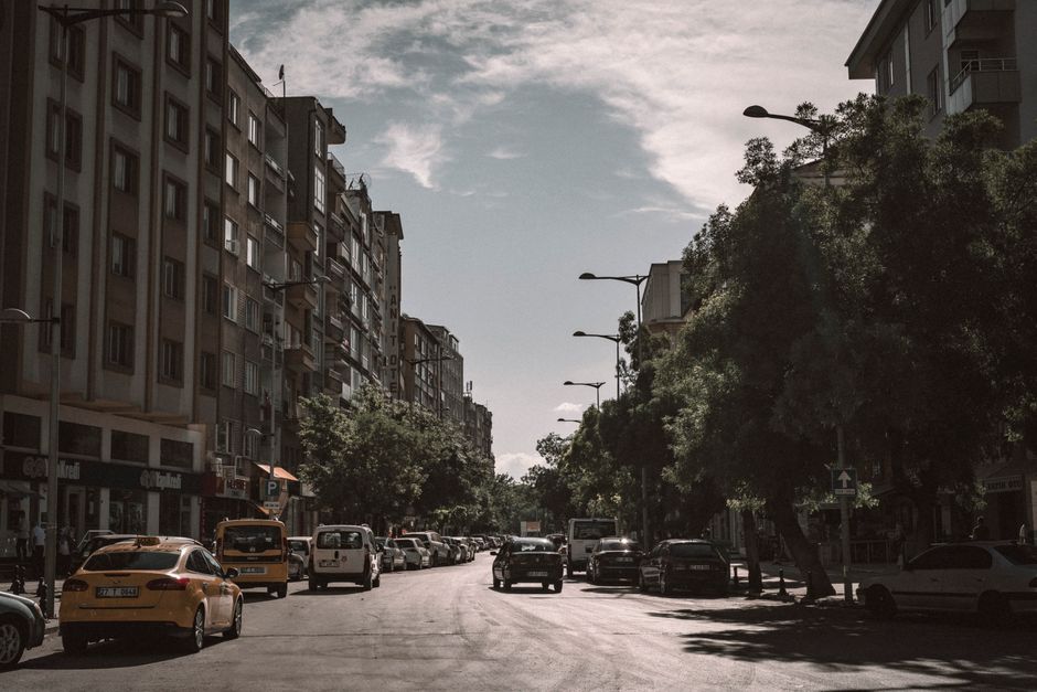 Gaziantep'te hafif ticari araç tarlaya uçtu, 2 yaralı