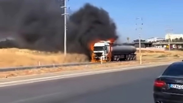 Gaziantep'te seyir halindeki tanker alev aldı