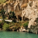 Gaziantep'te yol vermek isterken uçuruma yuvarlandı