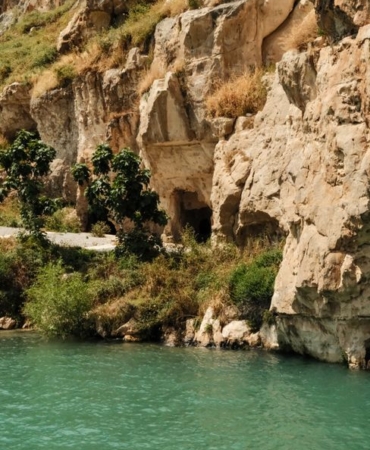 Gaziantep'te yol vermek isterken uçuruma yuvarlandı