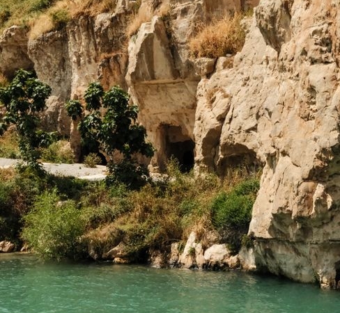Gaziantep'te yol vermek isterken uçuruma yuvarlandı