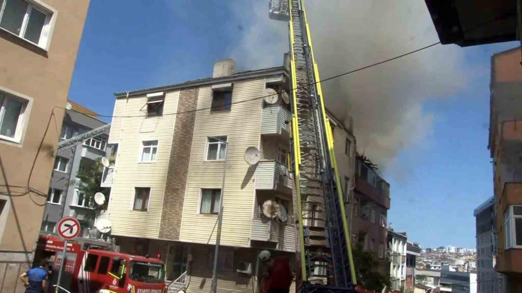 Gaziosmanpaşa'da 4 katlı binanın çatısında yangın çıktı