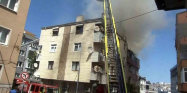 Gaziosmanpaşa'da 4 katlı binanın çatısında yangın çıktı