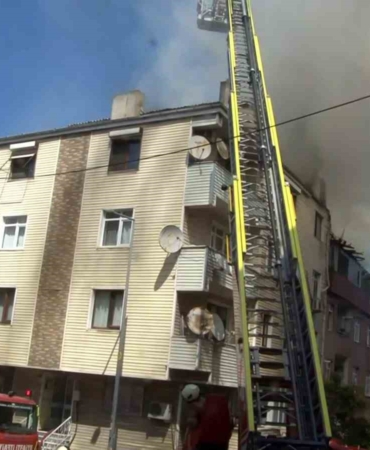 Gaziosmanpaşa'da 4 katlı binanın çatısında yangın çıktı