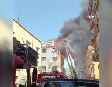 Gaziosmanpaşa'da 4 katlı binanın çatısında yangın çıktı