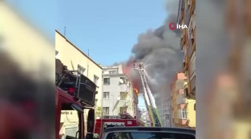 Gaziosmanpaşa'da 4 katlı binanın çatısında yangın çıktı
